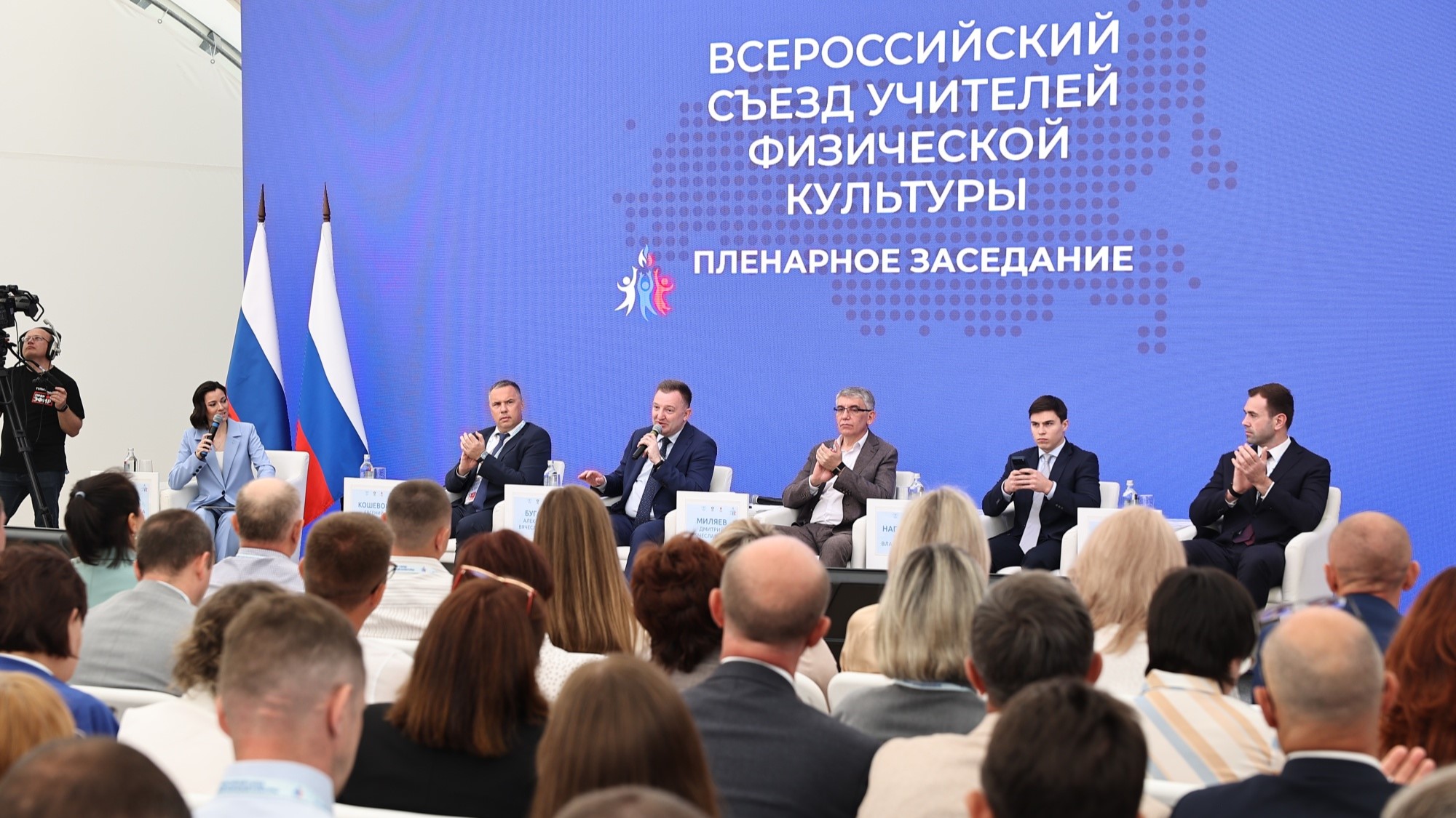 Александр Бугаев: «В 2026 году планируем капитально обновить спортзалы более чем в 650 школах»