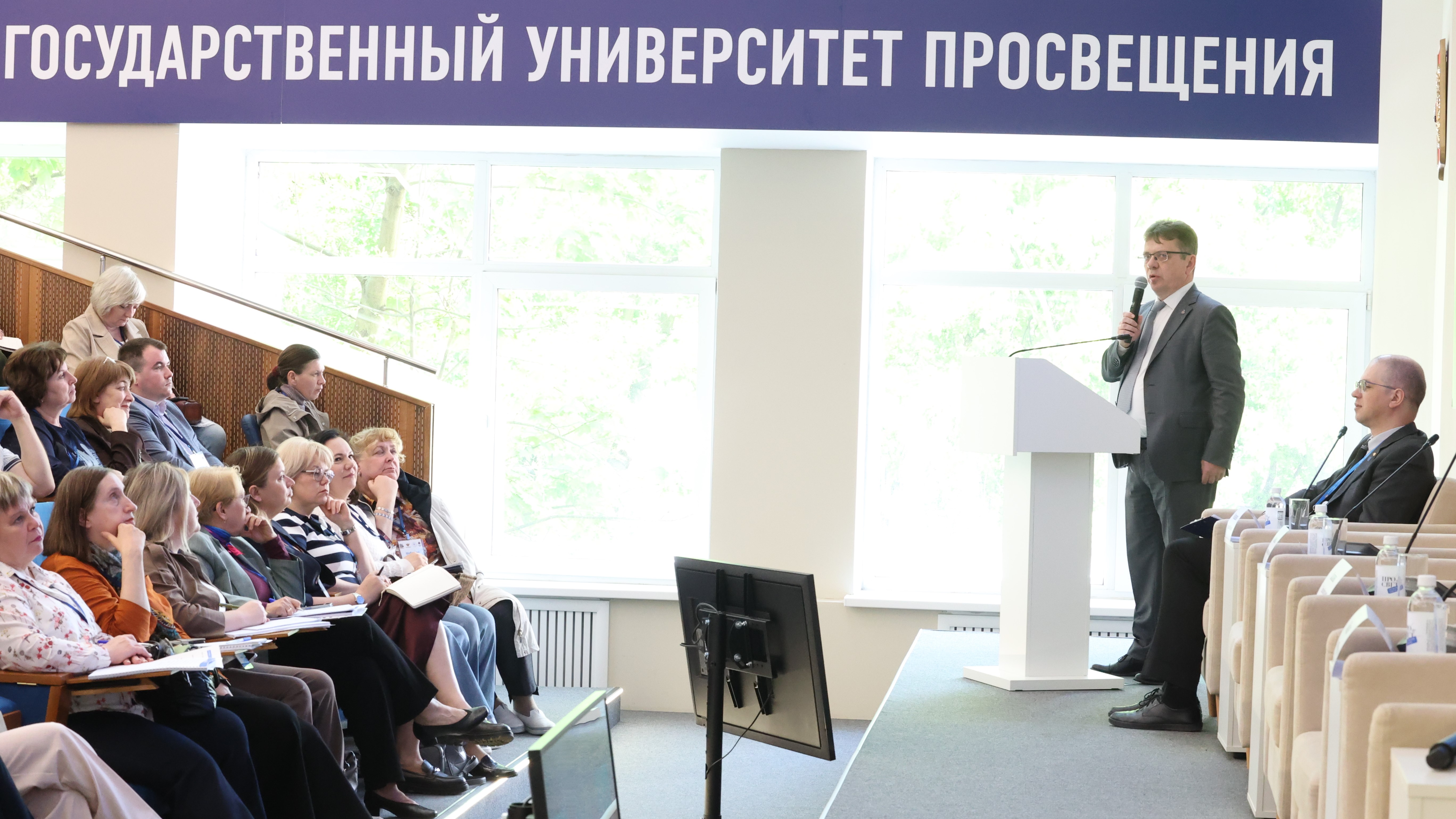 В Просвете обсуждают введение единых государственных учебников по обществознанию